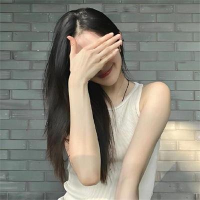 给小酒馆女子喝高杯酒